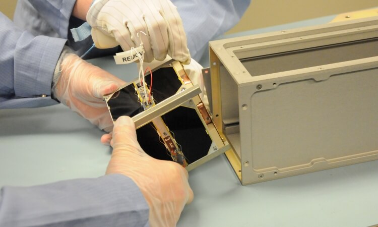 dán cubesat