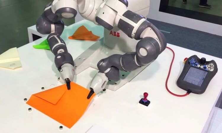 yumi a papírrepülőt hajtogató robot